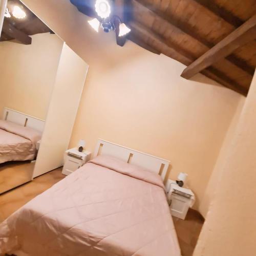 1 dormitorio con 2 camas en un ático en Mary2, en Vasanello
