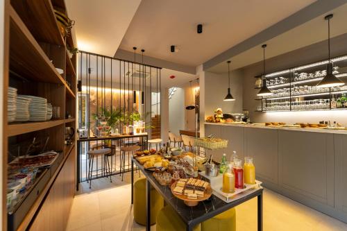 - une cuisine avec une table et de la nourriture dans l'établissement Hotel San Giorgio, à Vis