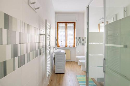 een witte badkamer met een wastafel en een toilet bij Casa Ristrutturata Parking Condominiale in Diano Marina