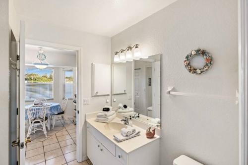 uma casa de banho com um lavatório e um espelho em Smiling Dolphin Lake Front Home em Venice
