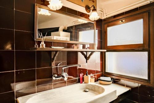 a bathroom with a sink and a mirror at 10 DEL PONT Alojamiento con vistas panorámicas in Besalú