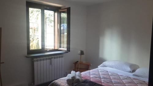 1 dormitorio con cama y ventana en NovaCountry, en Camigliatello Silano