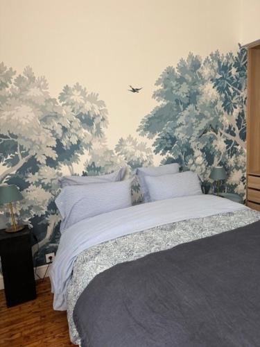 - une chambre dotée d'un lit avec du papier peint bleu et blanc dans l'établissement Le Lyon, Brest superbe appartement de 120m2, à Brest