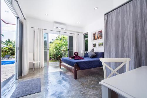 Ένα ή περισσότερα κρεβάτια σε δωμάτιο στο Eden Villas Krabi