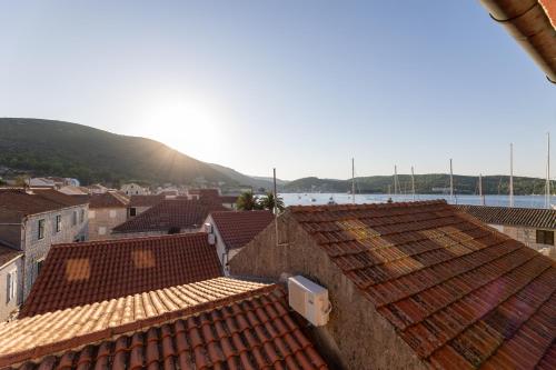 a view of roofs of a town with the ocean at Hotel San Giorgio in Vis