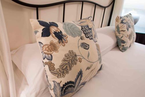 a pillow sitting on top of a bed at Casa de la Cadena in Asiáin