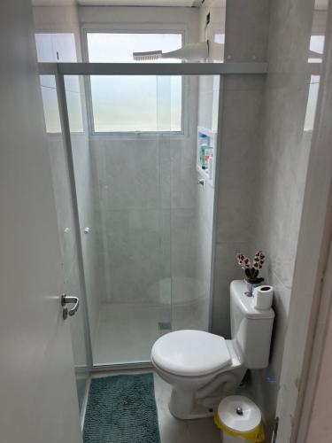 uma casa de banho com um WC e um chuveiro com uma janela em Quarto ao Lado do autódromo de Interlagos em São Paulo