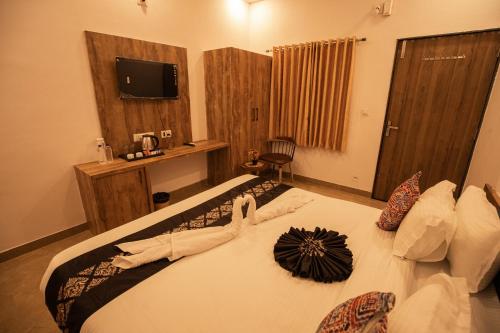 sypialnia z dużym łóżkiem z telewizorem w obiekcie Haridas Haveli by Charme Le Luxe w mieście Udaipur