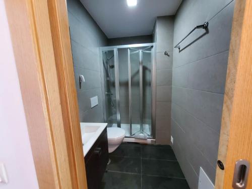 een badkamer met een toilet en een glazen douche bij "Villa Sun View over the Sea" - B in Albufeira