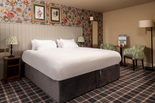 um quarto com uma cama grande e uma secretária em The Stables - The Inn Collection Group em Whitby