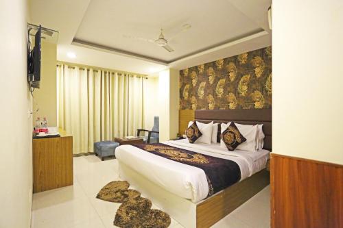 um quarto com uma cama grande num quarto em Hotel D'Capitol - Delhi Airport em Nova Deli