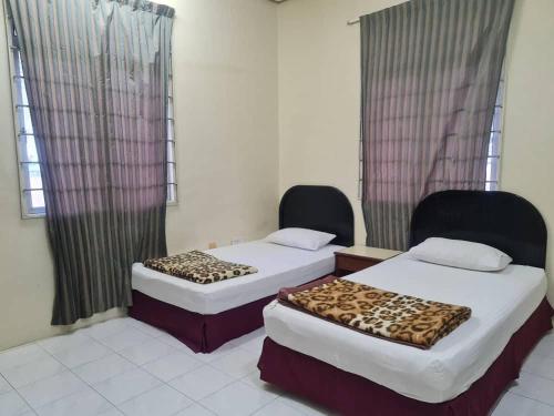 Giường trong phòng chung tại Paka Seaview Inn