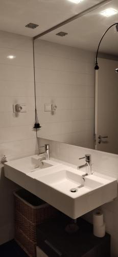 a bathroom with two sinks and a large mirror at Tranquilo y relajante Apartamento familiar in Esplugues de Llobregat