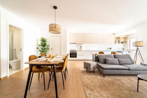 a living room with a table and a couch at Feliciano Ramos 3 - T4 familiar perto do centro da cidade - Braga in Braga