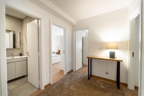 a bathroom with a desk and a sink in a room at Feliciano Ramos 3 - T4 familiar perto do centro da cidade - Braga in Braga