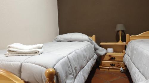 sypialnia z 2 łóżkami z białą pościelą w obiekcie NovaCountry w mieście Camigliatello Silano