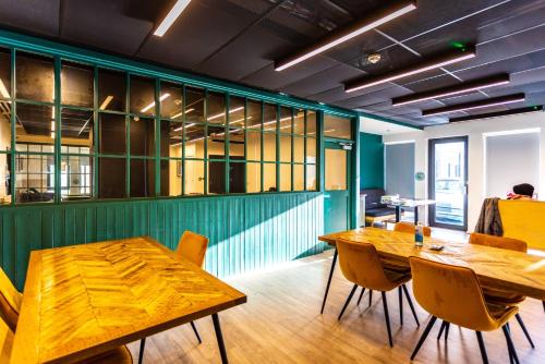 un restaurante con 2 mesas y sillas de madera en Stunning Apartments at Laycock Studios, in Sheffield en Sheffield