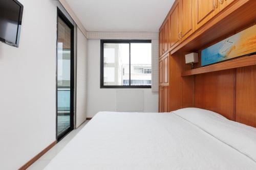1 dormitorio con cama blanca y ventana en IPF2084 - Ipanema Tower Residence Service - Ipanema, en Río de Janeiro
