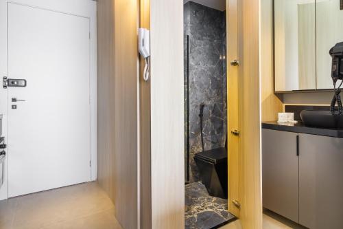 y baño con aseo y lavamanos. en 360 Suítes Facto Paulista - Apartamentos mobiliados, en São Paulo