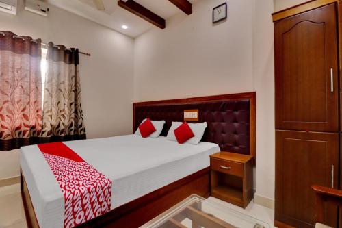 OYO Flagship Hotel Grand Arabian tesisinde bir odada yatak veya yataklar