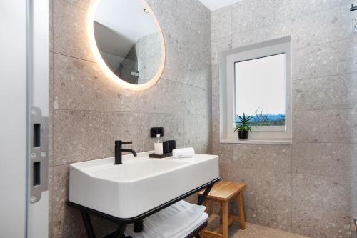 een badkamer met een wastafel en een spiegel bij Appartement in Wangen im Allgäu