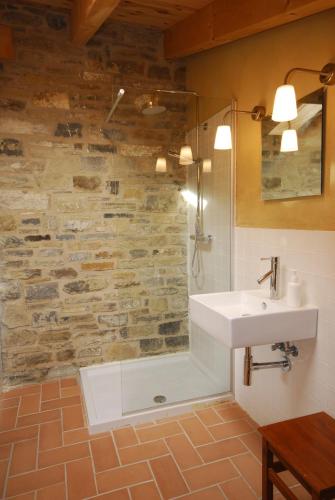 a bathroom with a sink and a bath tub at O Chardinet d'a Formiga in Aínsa