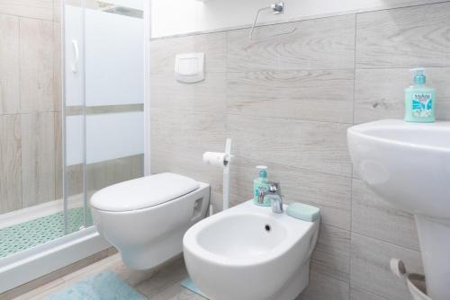 a bathroom with a toilet and a sink at la casa di gusto in La Spezia