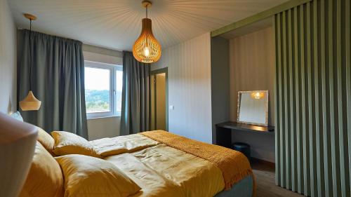 een hotelkamer met een bed en een spiegel bij Green Forest in Buzet
