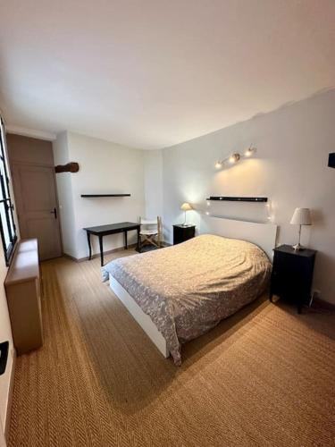 une chambre avec un lit et un bureau dans l'établissement Appartement chaleureux hyper centre, à Meaux