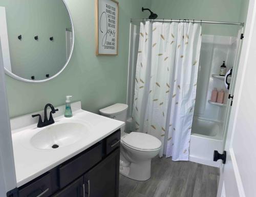 een badkamer met een wastafel, een toilet en een douche bij 100 Acre Relaxing Retreat Near Ark- The Woodlands in Williamstown