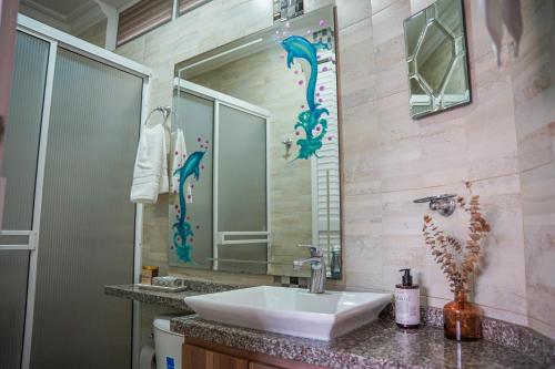uma casa de banho com um lavatório e um espelho em Apto. para 4 personas en Cali em Cali