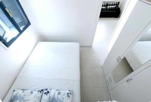 een witte badkamer met een spiegel en een toilet bij Elvi Apartment 2 in Rakhónion
