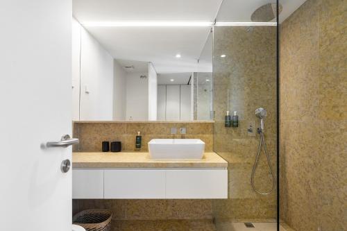 Koupelna v ubytování WHome Lisbon Skyline Penthouse Luxury Living View, AC & Elevator