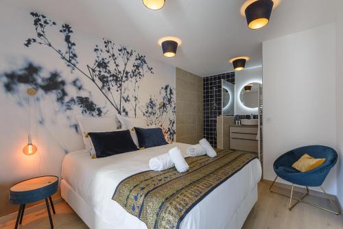 1 dormitorio con 1 cama y 1 silla azul en Le Cocon du Taillefer, à deux pas du lac et au pied de la piste cyclable- LLA Selections by Location lac Annecy, en Duingt