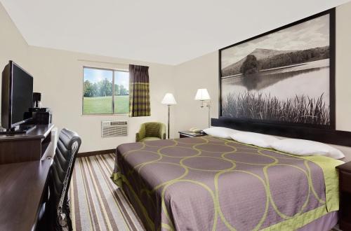 韋恩伯勒的住宿－韋恩斯伯勒速8酒店，配有一张床和一台平面电视的酒店客房