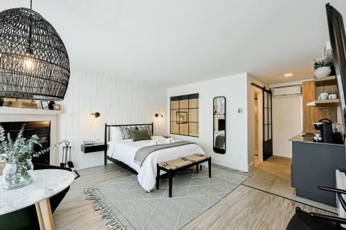 a bedroom with a bed and a living room at Les Lofts du Lac des Sables by Gestion ELITE in Sainte-Agathe-des-Monts
