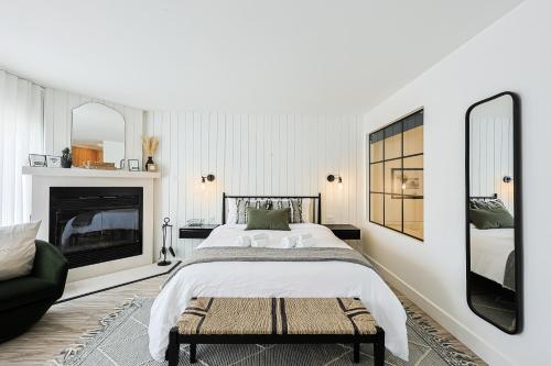 a bedroom with a bed and a fireplace at Les Lofts du Lac des Sables by Gestion ELITE in Sainte-Agathe-des-Monts