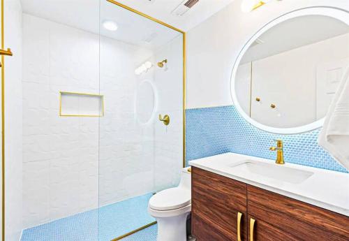 Bilik mandi di Mountain Bliss: 4BR ,Hot Tub, Views, Games!
