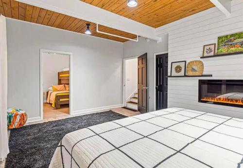 Katil atau katil-katil dalam bilik di Mountain Bliss: 4BR ,Hot Tub, Views, Games!