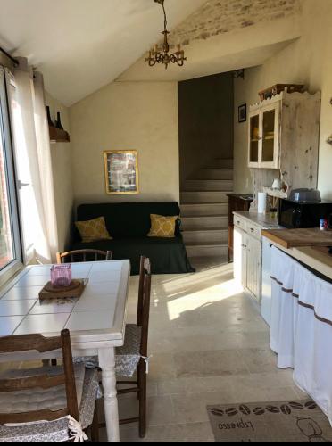 une cuisine et un salon avec une table et un canapé dans l'établissement Plages du débarquement et bord de mer, à Grandcamp-Maisy