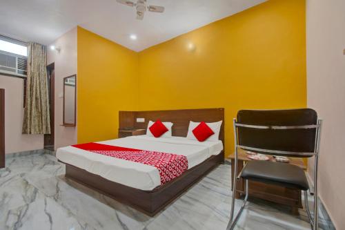 1 dormitorio con 1 cama y 1 silla en Hotel Rameshwaram, en Jaipur