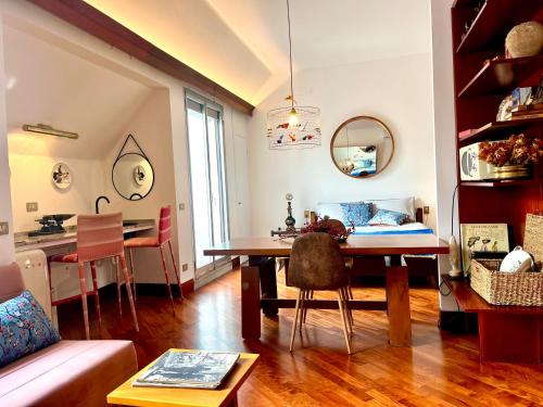 un soggiorno con tavolo e una sala da pranzo di Luxury Loft a Milano