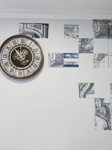 Un reloj encima de una pila de dinero en Silk Lisbon, en Lisboa