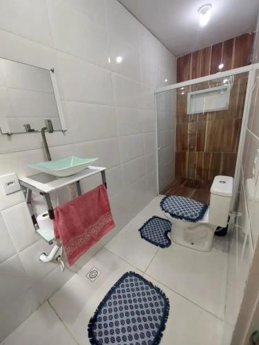 y baño pequeño con lavabo y ducha. en Hospedagem do Cabo, en Arraial do Cabo