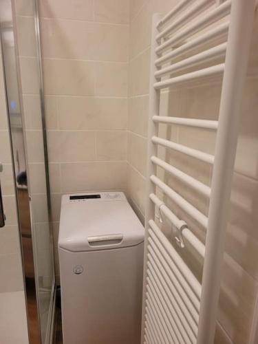une petite salle de bain avec toilettes et douche dans l'établissement Studio cabine 4 couchages, à Font-Romeu-Odeillo-Via