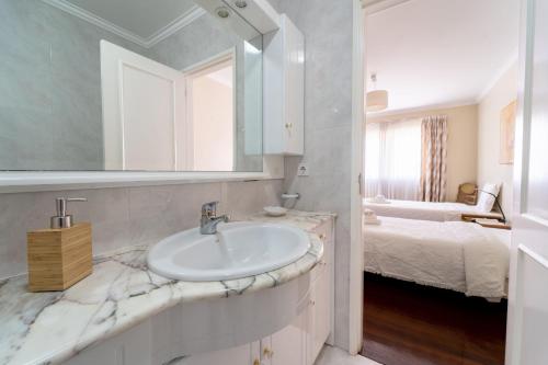 Postel nebo postele na pokoji v ubytování Marinhas Esposende - Moradia V4 com piscina junto à praia by House and People