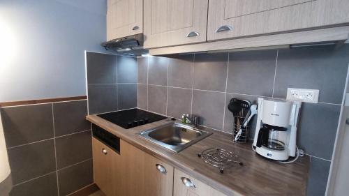 Il comprend une petite cuisine avec un évier et une cafetière. dans l'établissement Argousiers 210, à Fort-Mahon-Plage