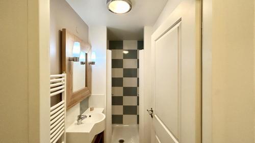 une petite salle de bain avec un lavabo et des toilettes dans l'établissement Argousiers 210, à Fort-Mahon-Plage