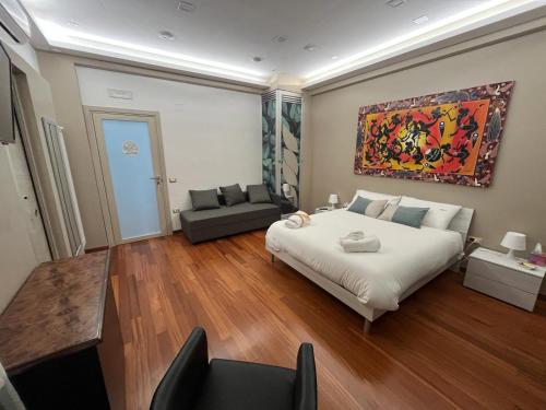 1 dormitorio con 1 cama grande y 1 sofá en L'Aurora B&B, en Salerno