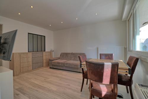 un salon avec une table et un canapé dans l'établissement Appartement plein centre proche Palais et plages, à Cannes